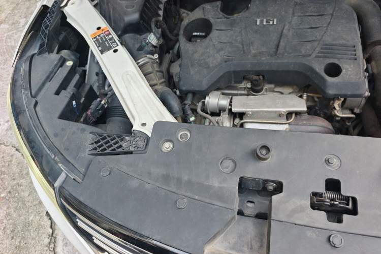 Used Roewe RX5 2016 20T Two-Wheel Drive Automatic Flagship Edition Engine Bay Right