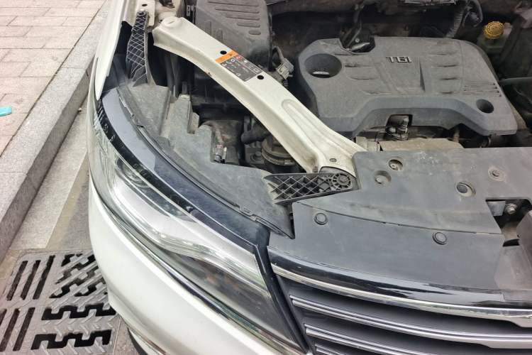 Used Roewe RX5 2016 20T Two-Wheel Drive Automatic Internet Smart Edition Engine Bay Right
