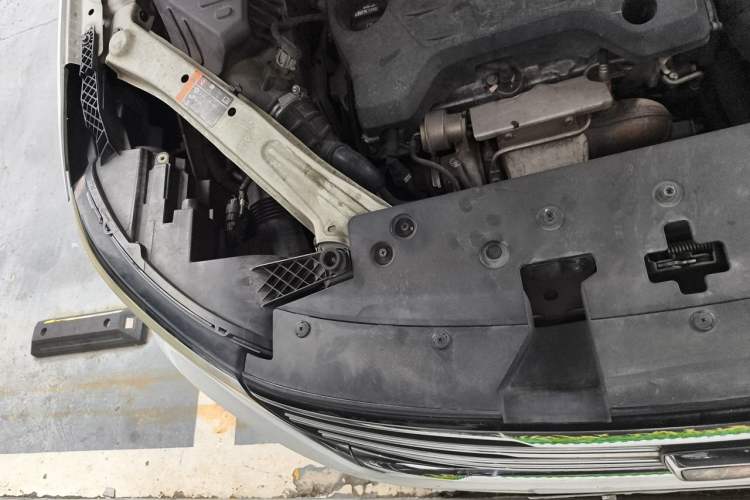 Used Roewe RX5 2016 20T Two-Wheel Drive Automatic Internet Smart Edition Engine Bay Right
