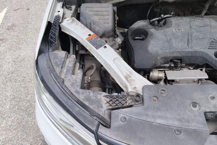 Used Roewe RX5 2016 20T Two-Wheel Drive Automatic Flagship Edition Engine Bay Right