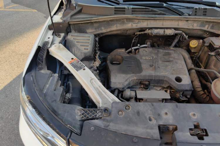 Used Roewe RX5 2016 20T Two-Wheel Drive Automatic Flagship Edition Engine Bay Right