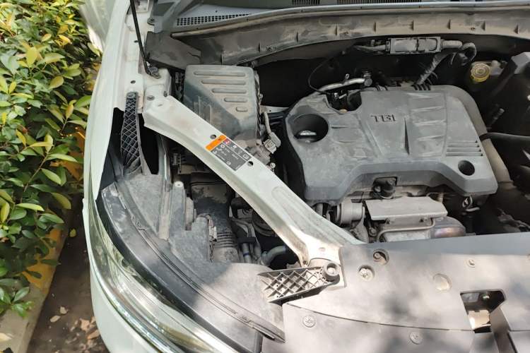 Used Roewe RX5 2016 20T Two-Wheel Drive Automatic Flagship Edition Engine Bay Right