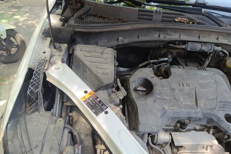 Used Roewe RX5 2016 20T Two-Wheel Drive Automatic Flagship Edition Engine Bay Right