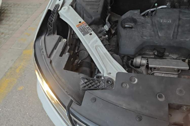 Used Roewe RX5 2016 20T Two-Wheel Drive Automatic Internet Smart Edition Engine Bay Right