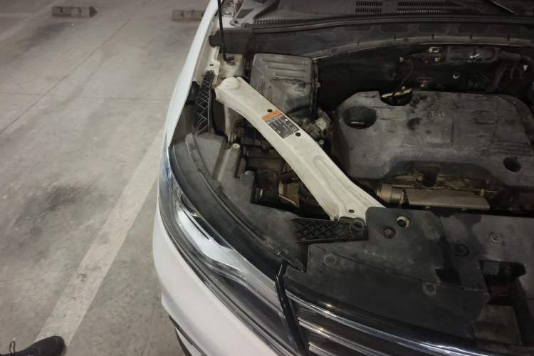 Used Roewe RX5 2016 20T Two-Wheel Drive Automatic Internet Smart Edition Engine Bay Right