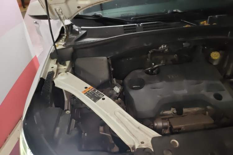 Used Roewe RX5 2016 20T Two-Wheel Drive Automatic Flagship Edition Engine Bay Right