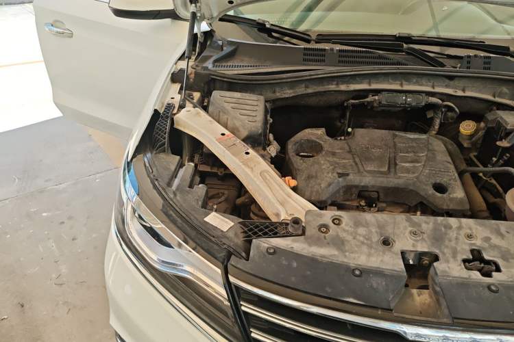 Used Roewe RX5 2016 20T Two-Wheel Drive Automatic Internet Smart Edition Engine Bay Right
