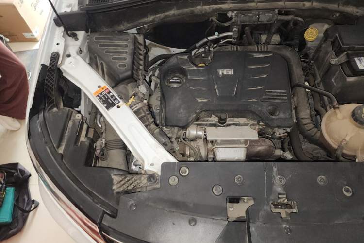 Used Roewe RX5 2016 20T Two-Wheel Drive Automatic Flagship Edition Engine Bay Right