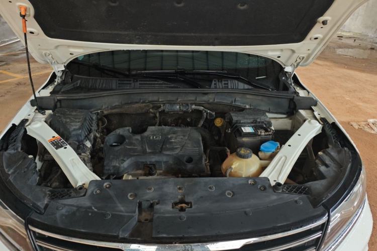 Used Roewe RX5 2016 20T Two-Wheel Drive Manual Transmission Internet Smart Edition Engine Bay