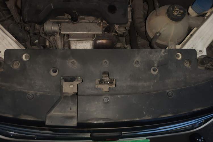 Used Roewe RX5 2016 20T Two-Wheel Drive Automatic Internet Smart Edition Engine Bay