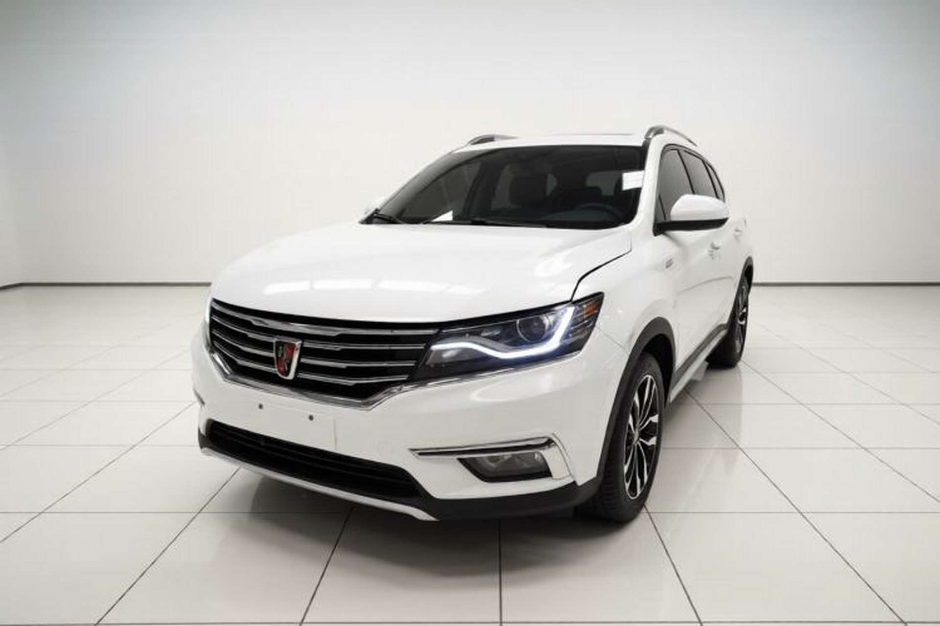 Used Roewe RX5 2016 20T Two-Wheel Drive Automatic Internet Smart Edition Front Left 45 Deg