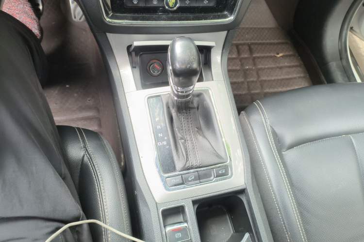 Used Roewe RX5 2016 30T Two-Wheel Drive Automatic Internet Smart Edition Gear Lever