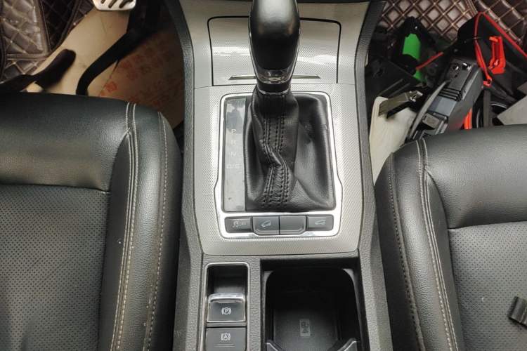Used Roewe RX5 2016 30T Two-Wheel Drive Automatic Internet Smart Edition Gear Lever