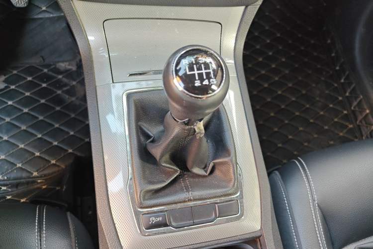 Used Roewe RX5 2016 20T Two-Wheel Drive Manual Flagship Edition Gear Lever