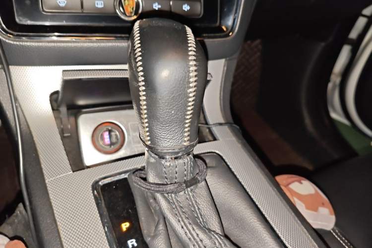 Used Roewe RX5 2016 20T Two-Wheel Drive Automatic Internet Smart Edition Gear Lever