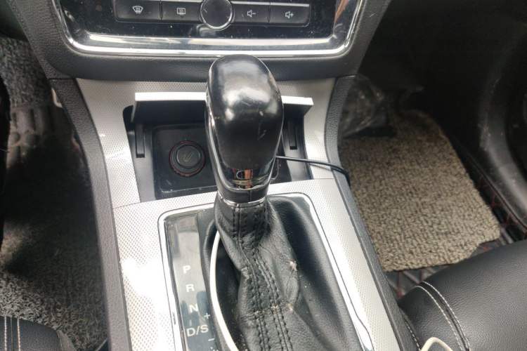 Used Roewe RX5 2016 20T Two-Wheel Drive Automatic Internet Smart Edition Gear Lever