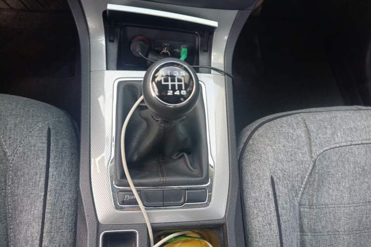 Used Roewe RX5 2016 20T Two-Wheel Drive Manual Transmission Internet Smart Edition Gear Lever