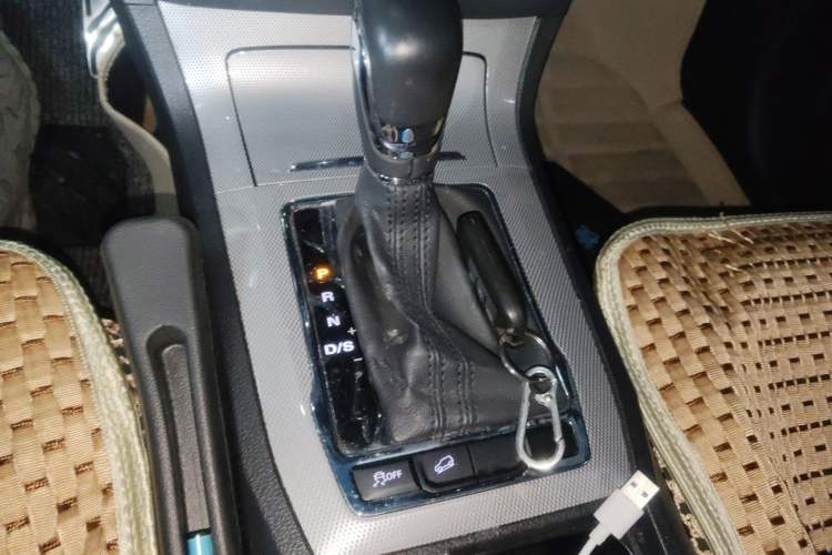 Used Roewe RX5 2016 20T Two-Wheel Drive Automatic Internet Smart Edition Gear Lever