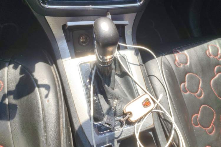 Used Roewe RX5 2016 20T Two-Wheel Drive Automatic Internet Smart Edition Gear Lever