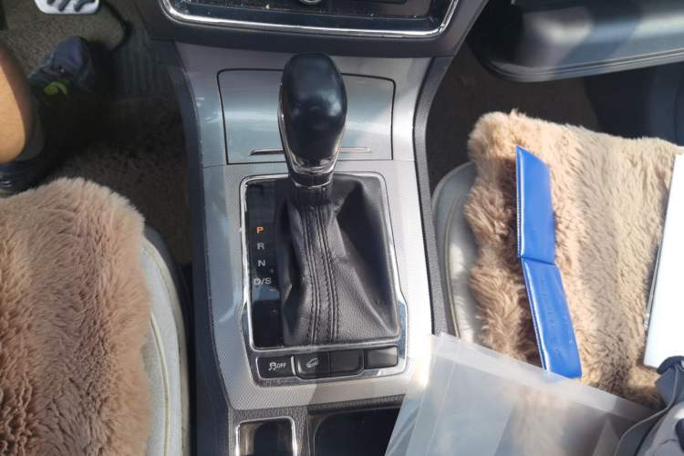 Used Roewe RX5 2016 20T Two-Wheel Drive Automatic Internet Smart Edition Gear Lever