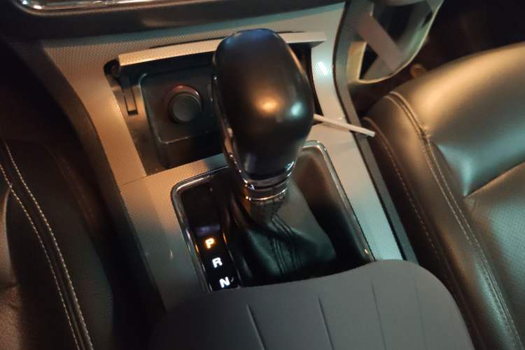 Used Roewe RX5 2016 20T Two-Wheel Drive Automatic Internet Smart Edition Gear Lever