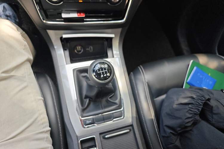 Used Roewe RX5 2016 20T Two-Wheel Drive Manual Flagship Edition Gear Lever