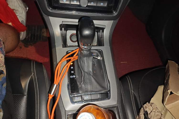 Used Roewe RX5 2016 20T Two-Wheel Drive Automatic Internet Smart Edition Gear Lever