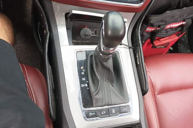 Used Roewe RX5 2016 30T Four-Wheel Drive Automatic Internet Smart Luxury Edition Gear Lever