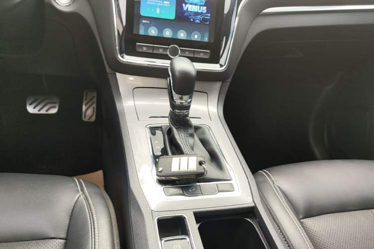 Used Roewe RX5 2016 20T Two-Wheel Drive Automatic Internet Smart Edition Gear Lever