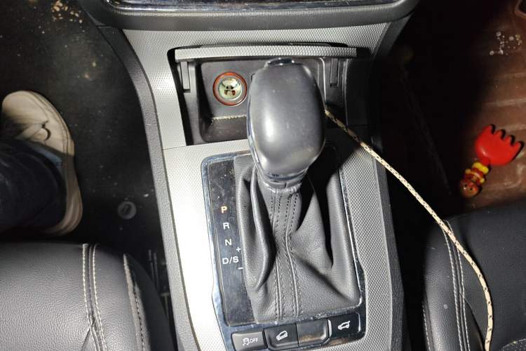 Used Roewe RX5 2016 30T Two-Wheel Drive Automatic Internet Smart Edition Gear Lever