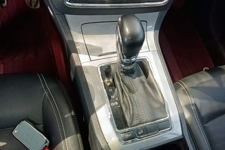 Used Roewe RX5 2016 20T Two-Wheel Drive Automatic Internet Smart Edition Gear Lever