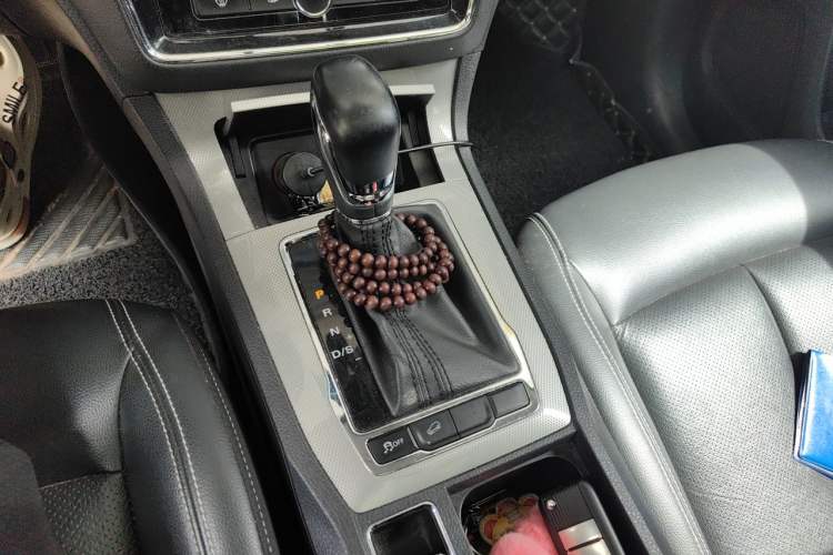 Used Roewe RX5 2016 20T Two-Wheel Drive Automatic Internet Smart Edition Gear Lever
