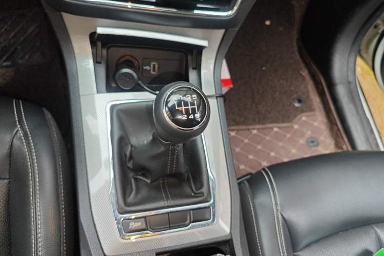 Used Roewe RX5 2016 20T Two-Wheel Drive Manual Flagship Edition Gear Lever