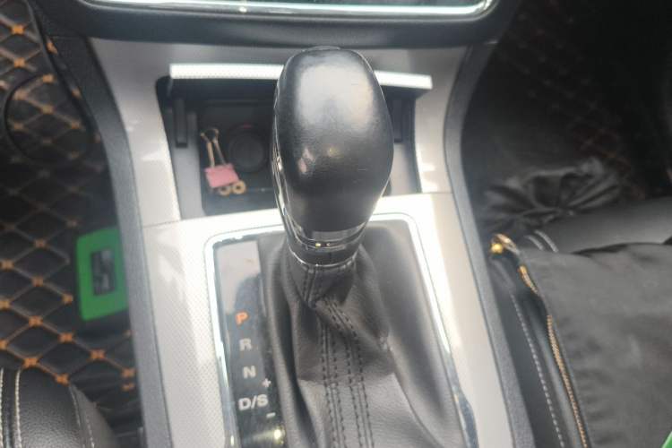 Used Roewe RX5 2016 30T Two-Wheel Drive Automatic Internet Smart Edition Gear Lever