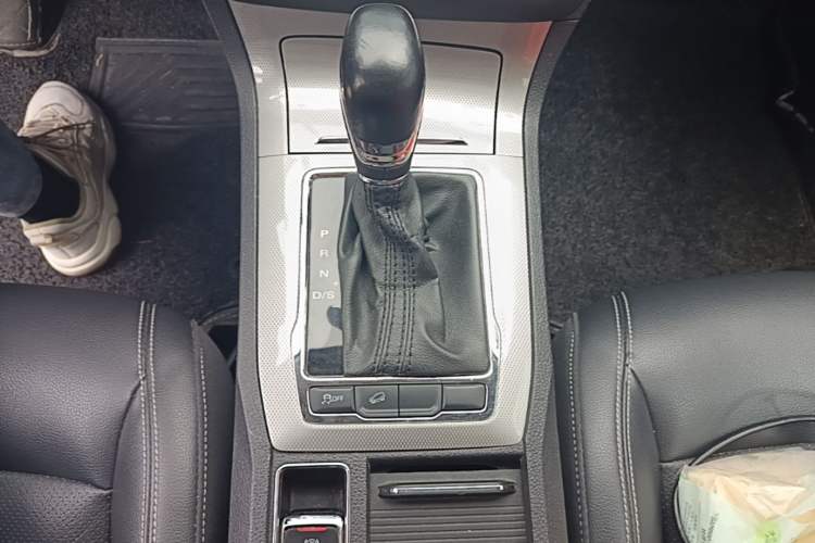 Used Roewe RX5 2016 20T Two-Wheel Drive Automatic Internet Smart Edition Gear Lever