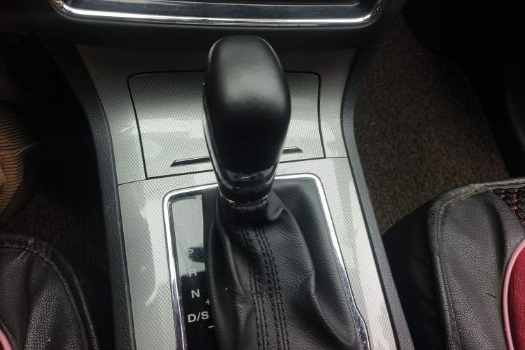 Used Roewe RX5 2016 20T Two-Wheel Drive Automatic Internet Smart Edition Gear Lever
