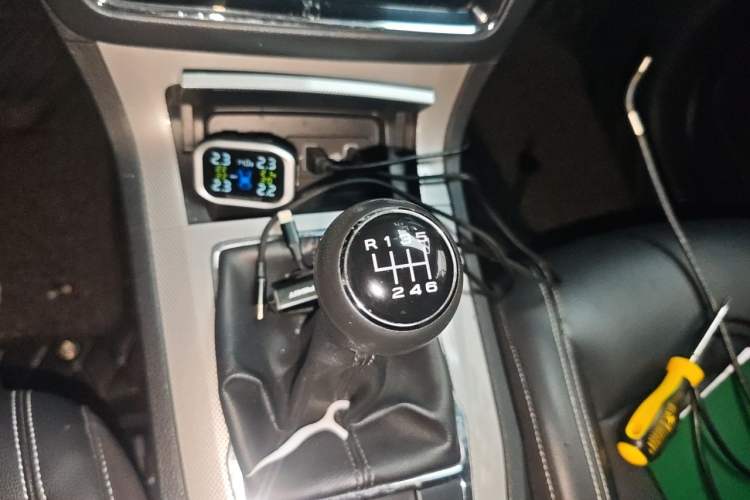 Used Roewe RX5 2016 20T Two-Wheel Drive Manual Transmission Internet Smart Edition Gear Lever