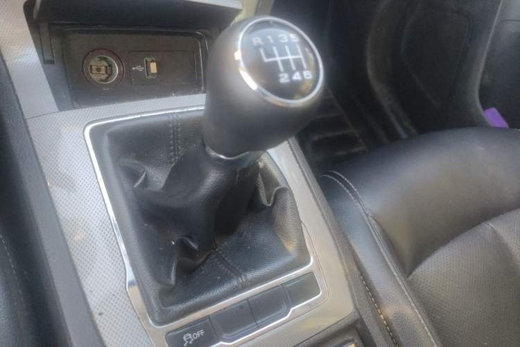 Used Roewe RX5 2016 20T Two-Wheel Drive Manual Flagship Edition Gear Lever
