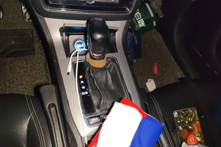 Used Roewe RX5 2016 20T Two-Wheel Drive Automatic Internet Smart Edition Gear Lever
