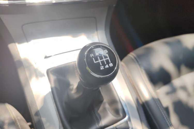 Used Roewe RX5 2016 20T Two-Wheel Drive Manual Flagship Edition Gear Lever