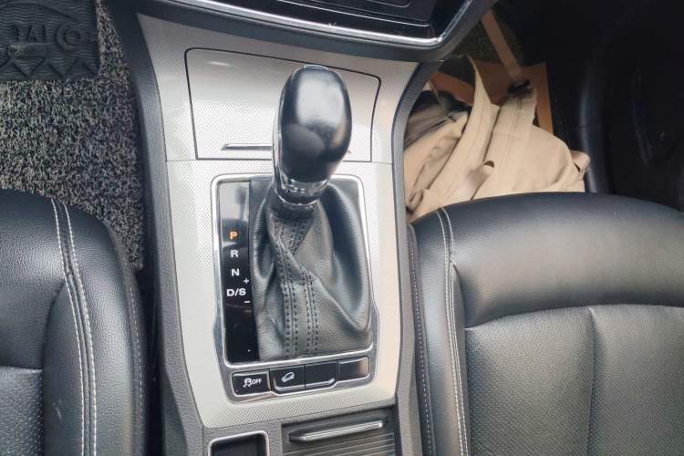 Used Roewe RX5 2016 20T Two-Wheel Drive Automatic Internet Smart Edition Gear Lever