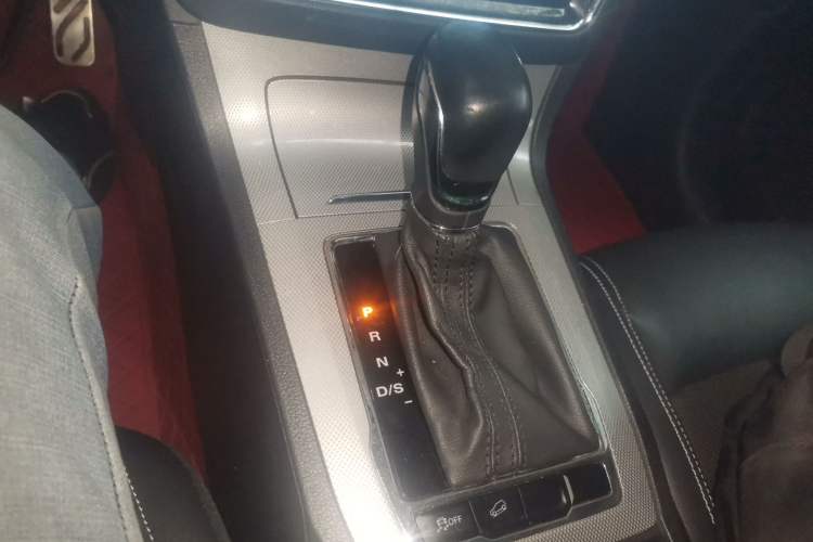 Used Roewe RX5 2016 20T Two-Wheel Drive Automatic Internet Smart Edition Gear Lever