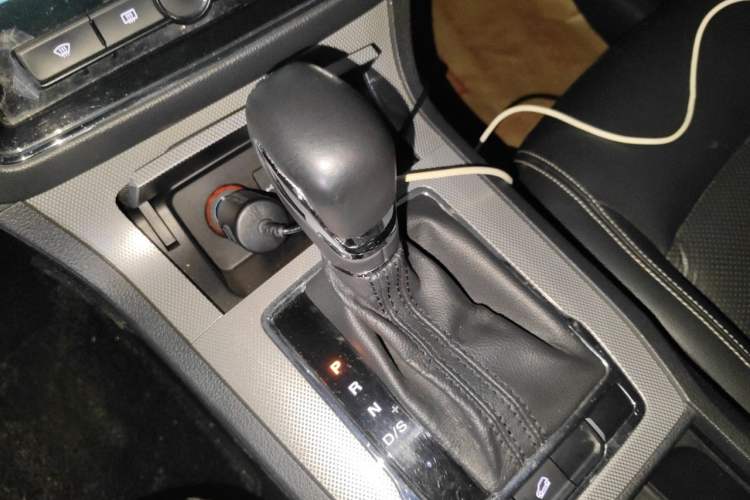 Used Roewe RX5 2016 20T Two-Wheel Drive Automatic Internet Smart Edition Gear Lever