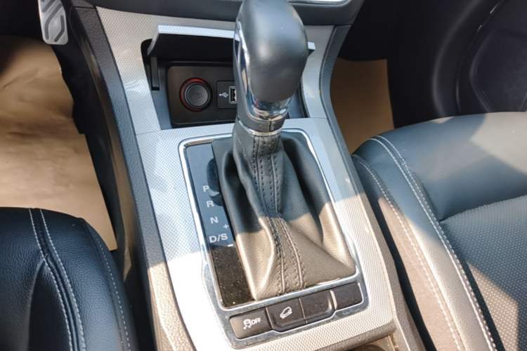 Used Roewe RX5 2016 20T Two-Wheel Drive Automatic Internet Smart Edition Gear Lever