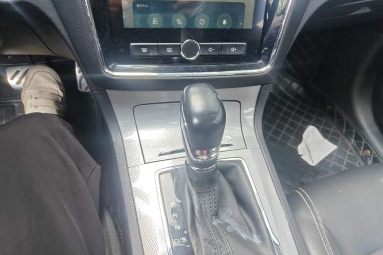 Used Roewe RX5 2016 20T Two-Wheel Drive Automatic Internet Smart Edition Gear Lever
