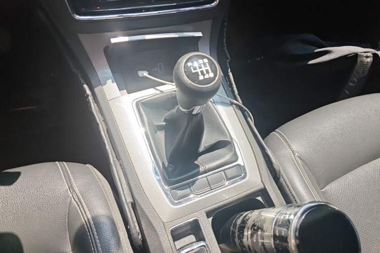 Used Roewe RX5 2016 20T Two-Wheel Drive Manual Flagship Edition Gear Lever