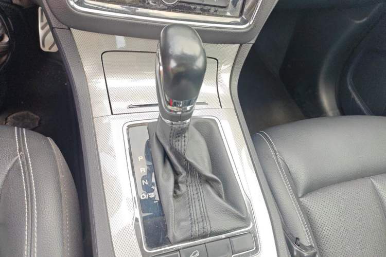 Used Roewe RX5 2016 20T Two-Wheel Drive Automatic Internet Smart Edition Gear Lever