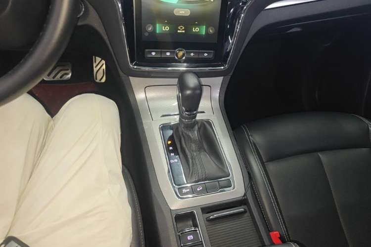 Used Roewe RX5 2016 20T Two-Wheel Drive Automatic Internet Smart Edition Gear Lever