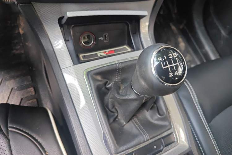 Used Roewe RX5 2016 20T Two-Wheel Drive Manual Flagship Edition Gear Lever