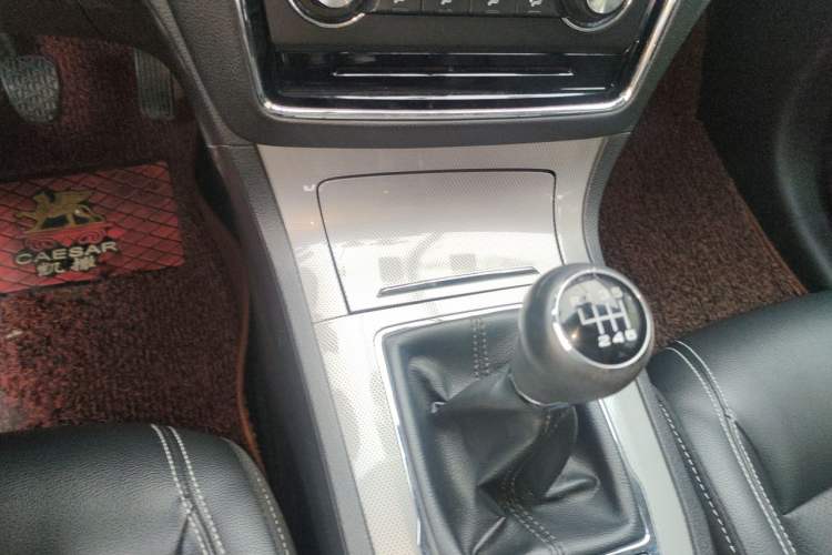 Used Roewe RX5 2016 20T Two-Wheel Drive Manual Flagship Edition Gear Lever